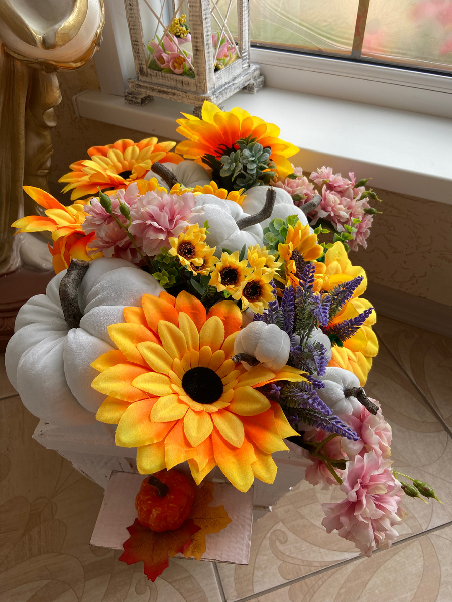 Телега декорированная бархатными тыквами и цветами