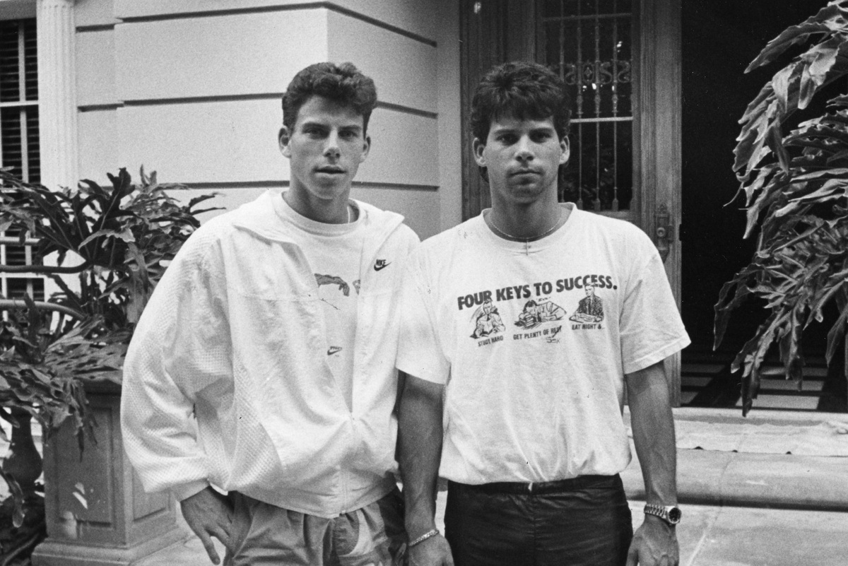     Правдивая история братьев Менендес: как «любящие» сыновья расправились с родителями из-за денег