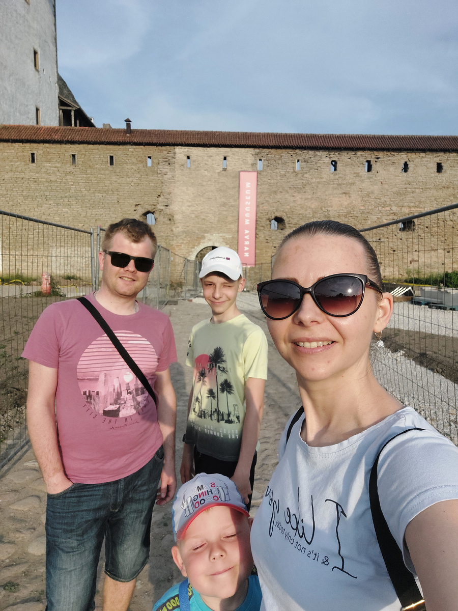 На фоне Нарвского замка