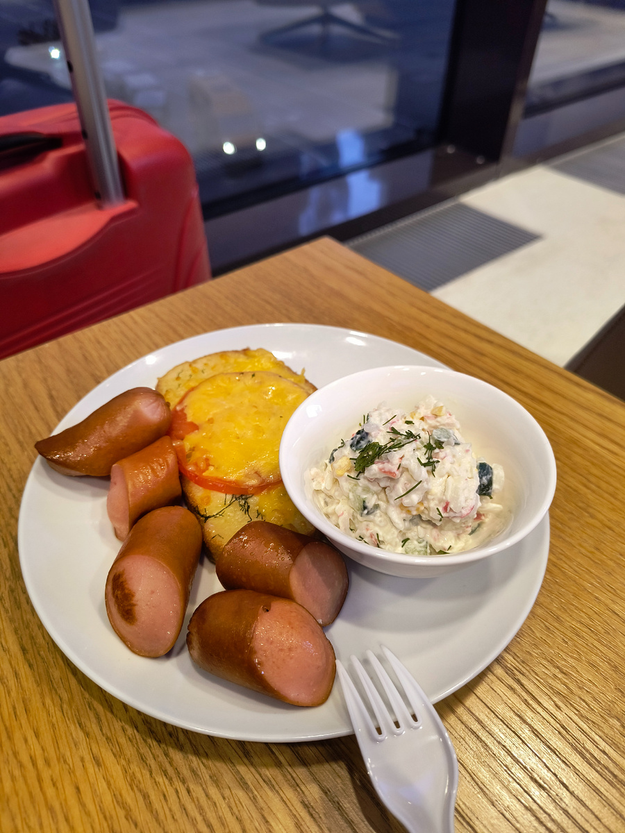 Неполезный завтрак в Шереметьево. Блины надоели, омлет не люблю. Вилки теперь пластмассовые. Лента на досмотр не работала, люди ругались и толкались. 