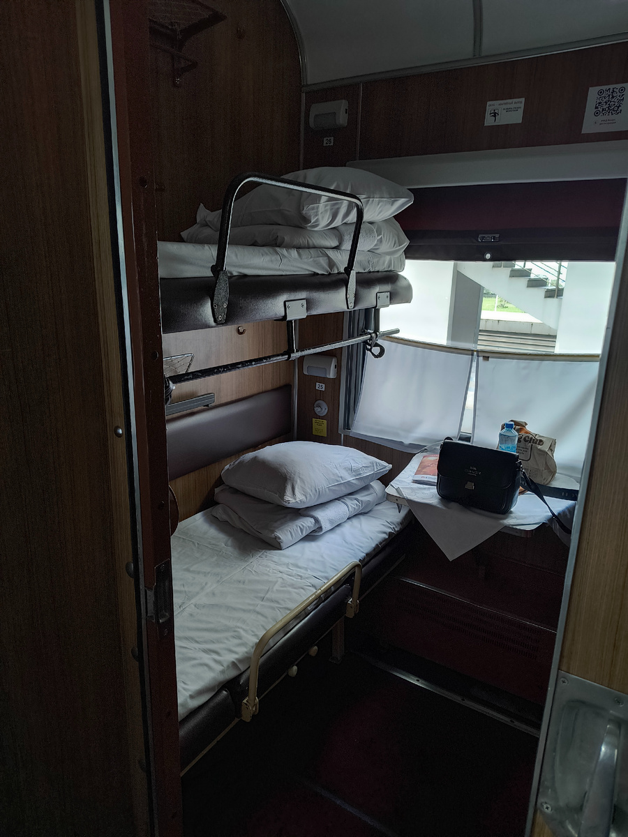 Мой билет был отмечен как "колясочный". Из-за чего проводник разобрала пандус.