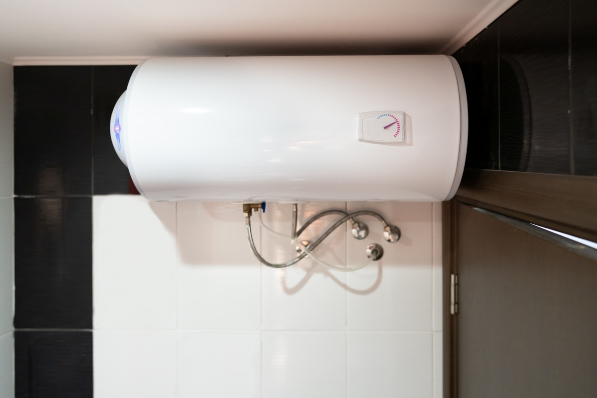    Некоторые водонагреватели можно повесить горизонтальноLegion-Media