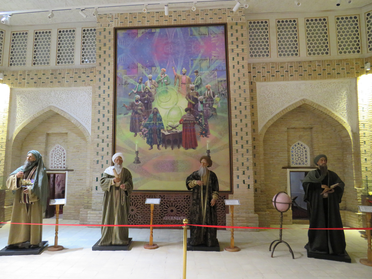 Музей мыслителей Востока (Хива) — Авиценна крайний слева