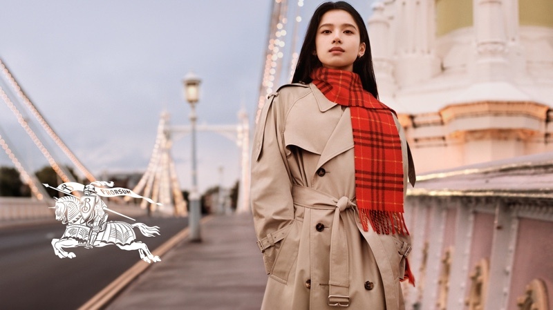 Чжан Цзинъи в культовом тренче из коллекции верхней одежды Burberry