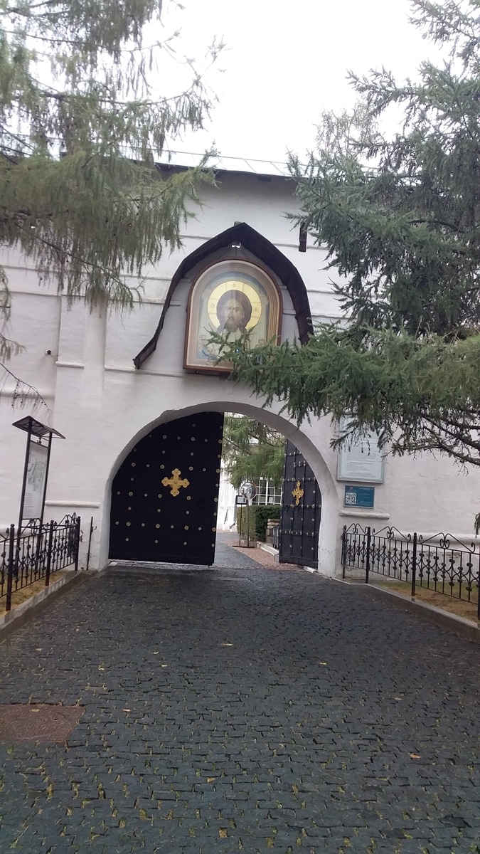 Вход в Новоспасский монастырь. Фото автора