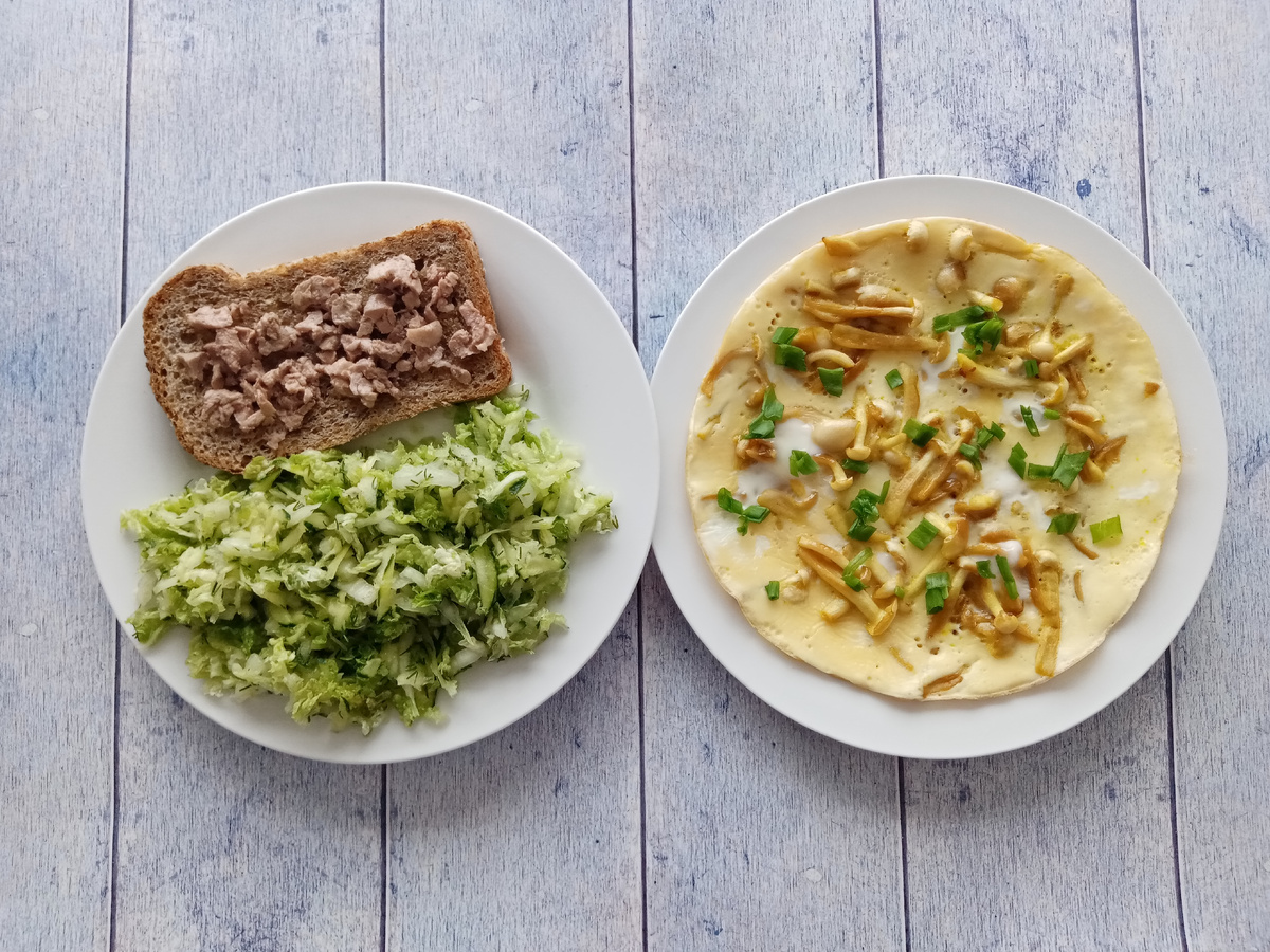 Завтрак. Омлет с грибами, салат из пекинской капусты. огурца и укропа и хлеб с печенью минтая.