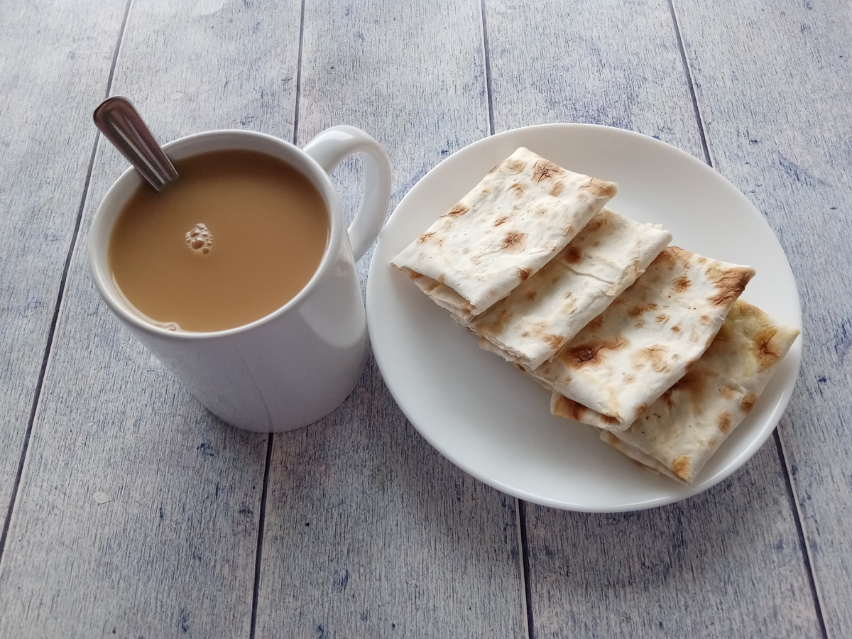 Второй завтрак. Чай с молоком и лаваш с творогом, сыром и зеленью.