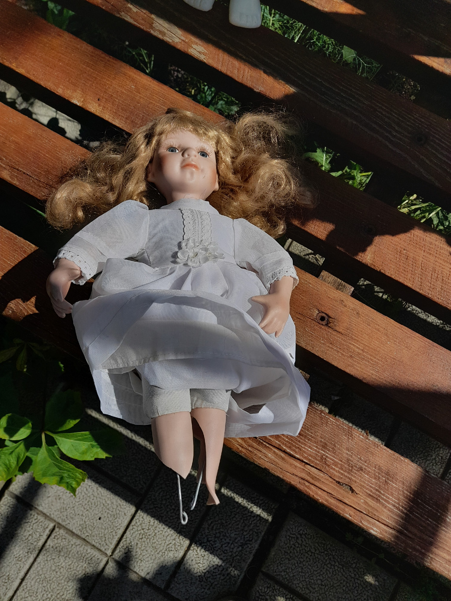 Фото автора канала. КУкла в саду