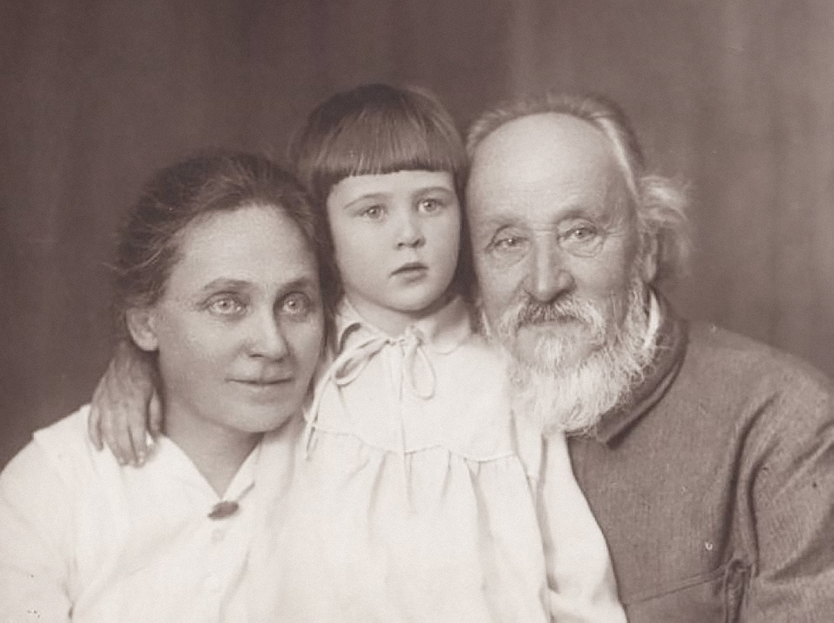 На фото (слева направо): Софья Александровна (урожденная Станюкович,—вторая жена Константина Николаевича), Наталия Михайловна Вентцель (внучка Константина Николаевича, — дочь его сына Михаила Константиновича) и Константин Николаевич Вентцель.