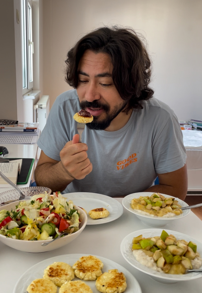 Русский завтрак в Турции - сырники из лор-пейнира, овсянка с грушей и банановым пюре