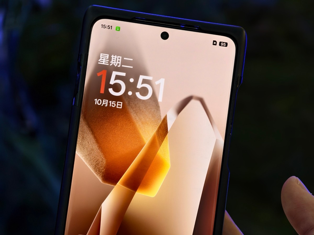    OnePlus 13 с уникальным экраном показали на реальных фото