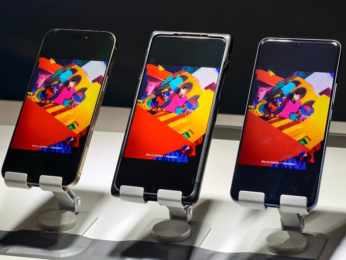   OnePlus 13 (по центру), iPhone 16 Pro Max (слева), а модель справа сложно идентифицировать