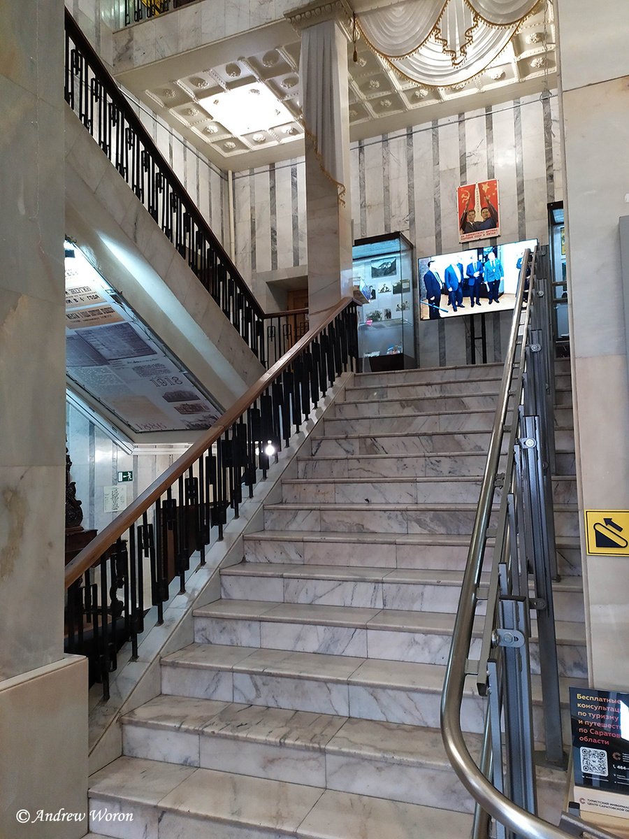 Лестница между этажами. Похожа на один из переходов в Эрмитаже Санкт-Петербурга