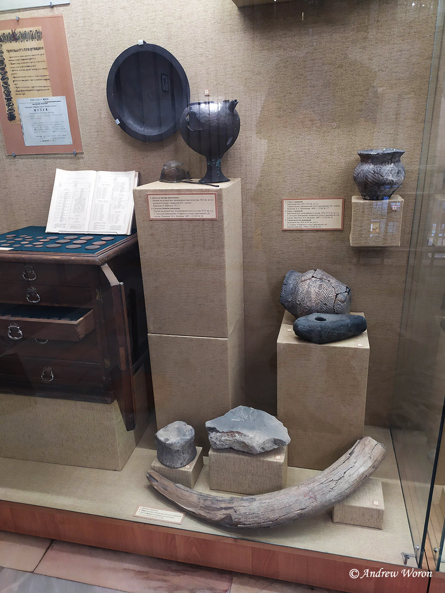 В одном из залов археологии не только древние предметы прежних цивилизаций, но и немного палеонтологии – в этой витрине фрагмент бивня мамонта, камень с отпечатком растения и позвонок динозавра