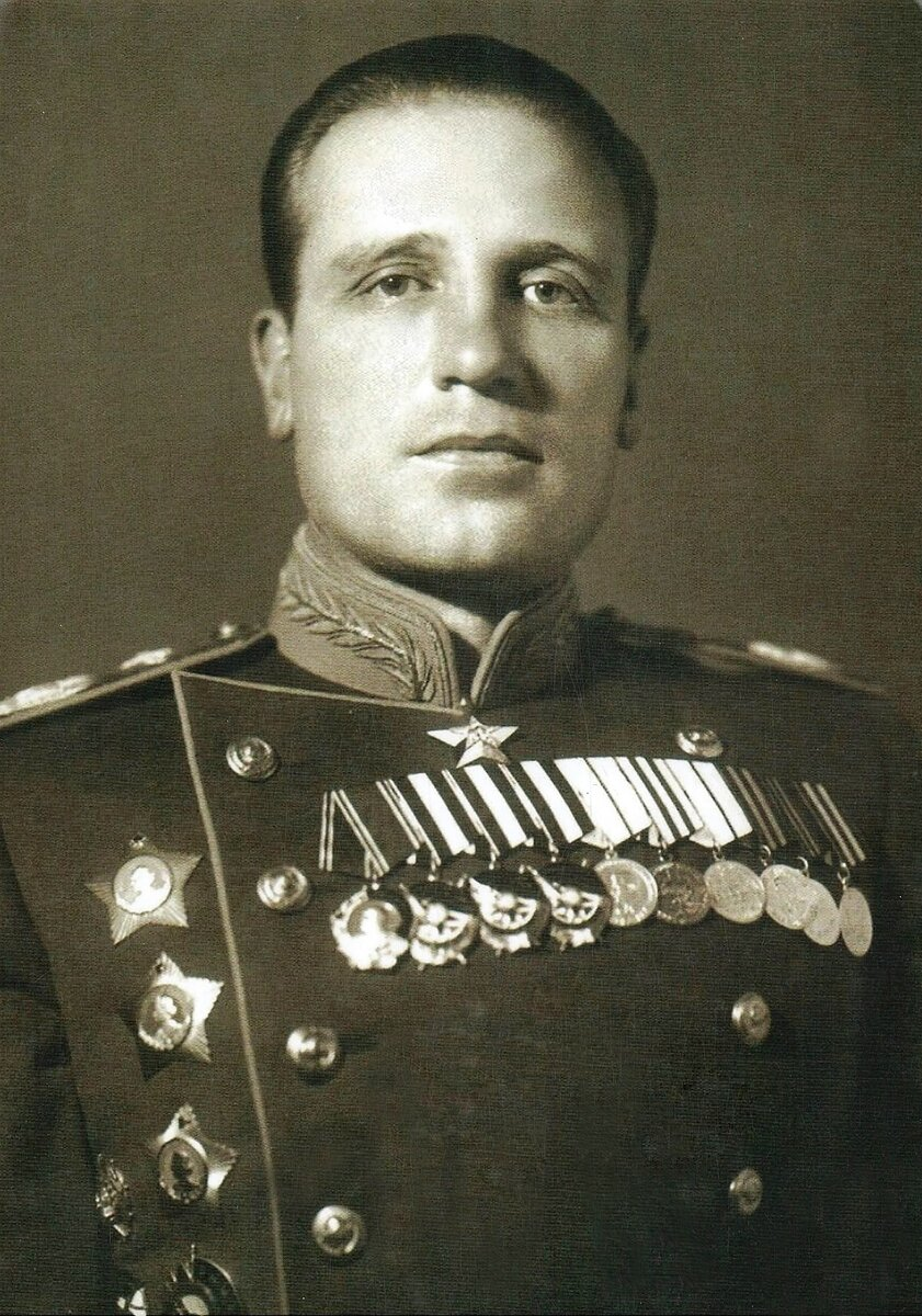 Александр Евгеньевич Голованов (1904—1975) — командующий Авиацией дальнего действия СССР (1942—1944), маршал авиации (03.08.1943), главный маршал авиации (19.08.1944), командующий 18-й воздушной армией (1944—1946), командующий Дальней авиацией СССР (1946—1948). Был самым молодым маршалом рода войск в истории РККА. Любимец Сталина. По данным немецкой разведки, "Голованов, в числе немногих, имеет право на свободный доступ к Сталину, который называет его по имени в знак своего особого доверия." Википедия.