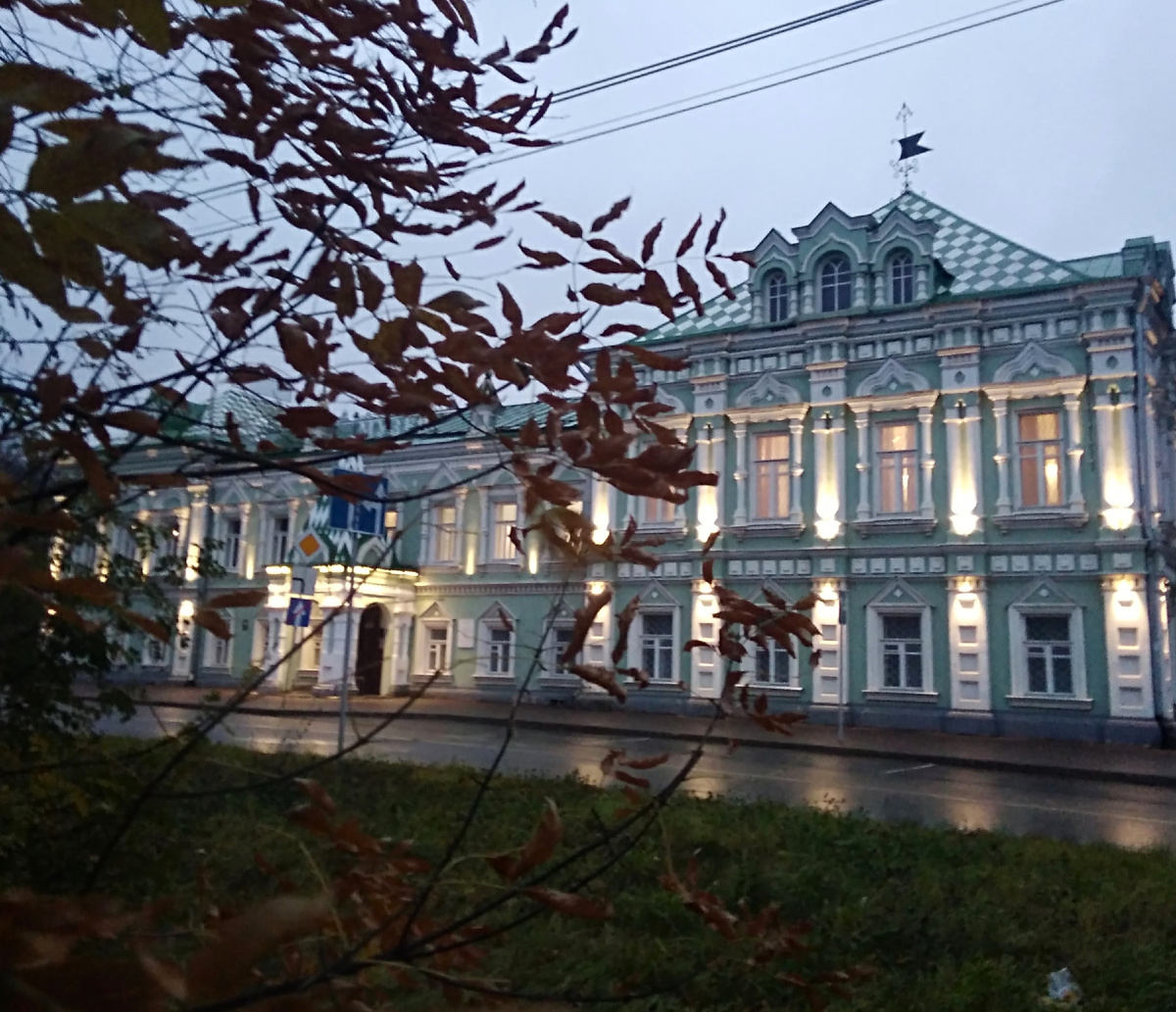 Здание музея – редкий для Шуи пример крупного общественного сооружения в неорусском стиле, оформлено в виде старинных палат, терема XVII века.