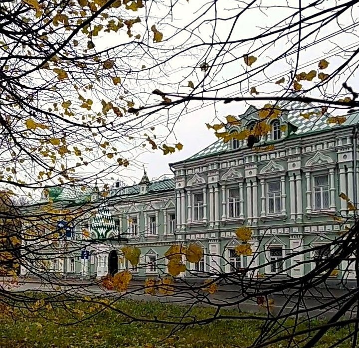 Здание музея – редкий для Шуи пример крупного общественного сооружения в неорусском стиле, оформлено в виде старинных палат, терема XVII века.