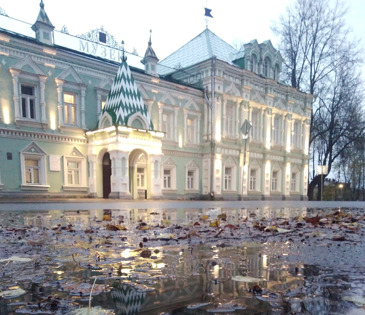 Здание музея – редкий для Шуи пример крупного общественного сооружения в неорусском стиле, оформлено в виде старинных палат, терема XVII века.