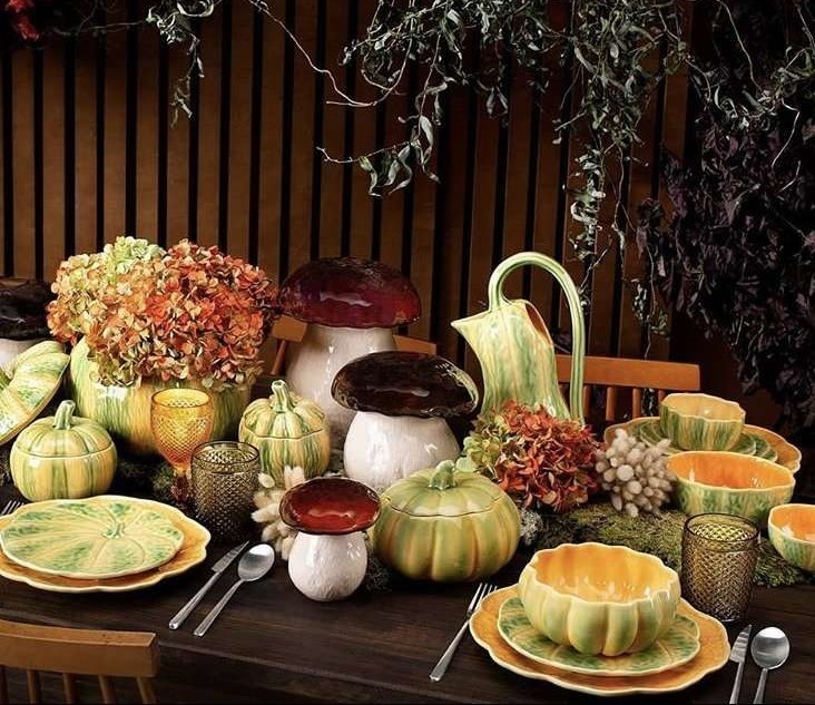 Одна из знаковых коллекций Bordallo Pinheiro вдохновлена пышными формами спелой тыквы: салатники, тарелки, чаши - всё для красивой и функциональной сервировки