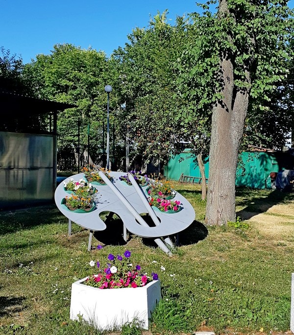 Инсталляция у входа на городской стадион /фото из личного архива, 2021/