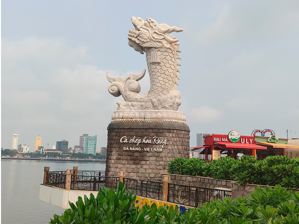 Набережная реки Хан у моста Дракона. Скульптура Мерлиона. Это символ Сингапура, и что он делает в Дананге непонятно. Но красиво