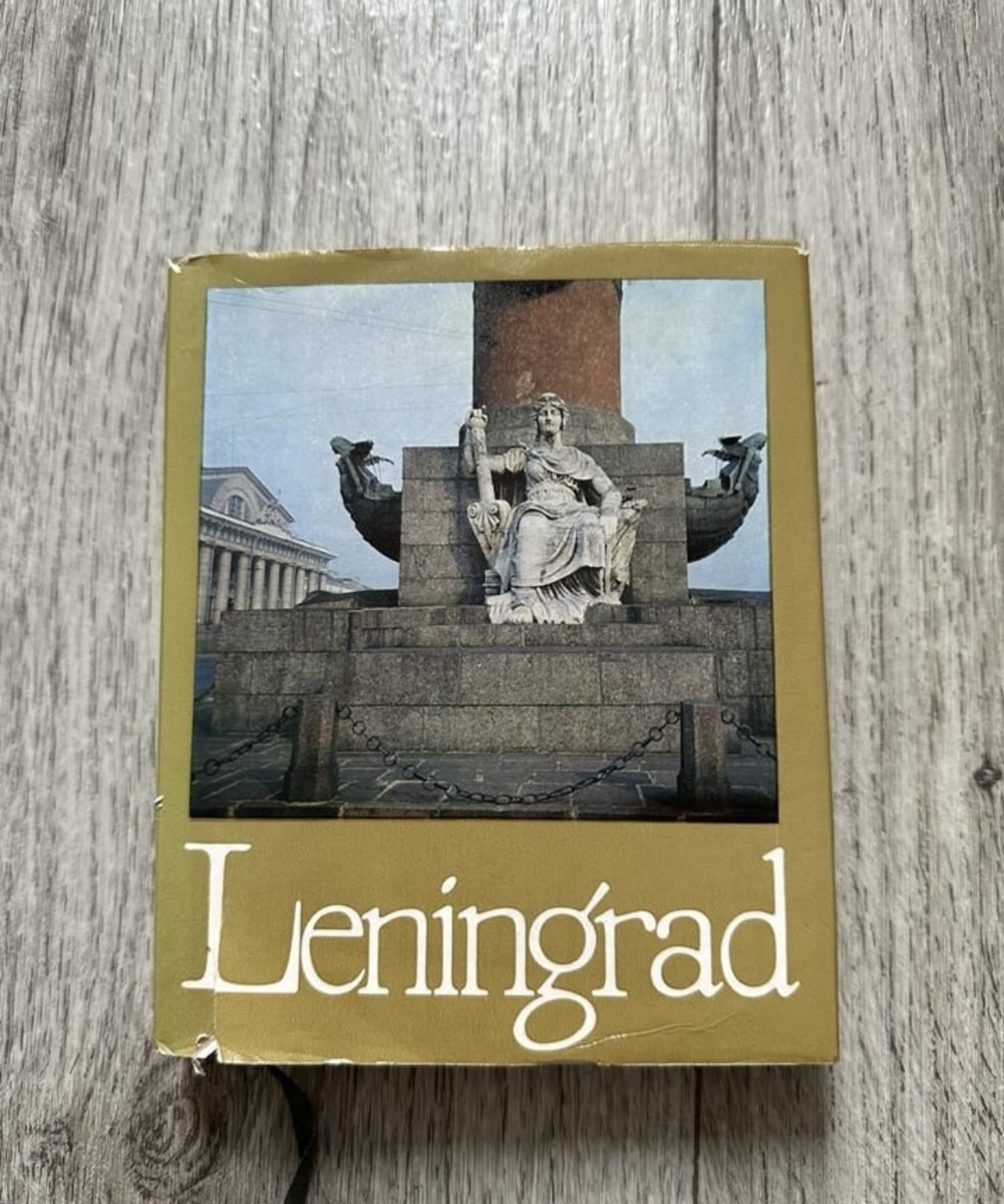 Хорошая книга про город, много текста и иллюстраций. Выпуск времен СССР - 1972 год