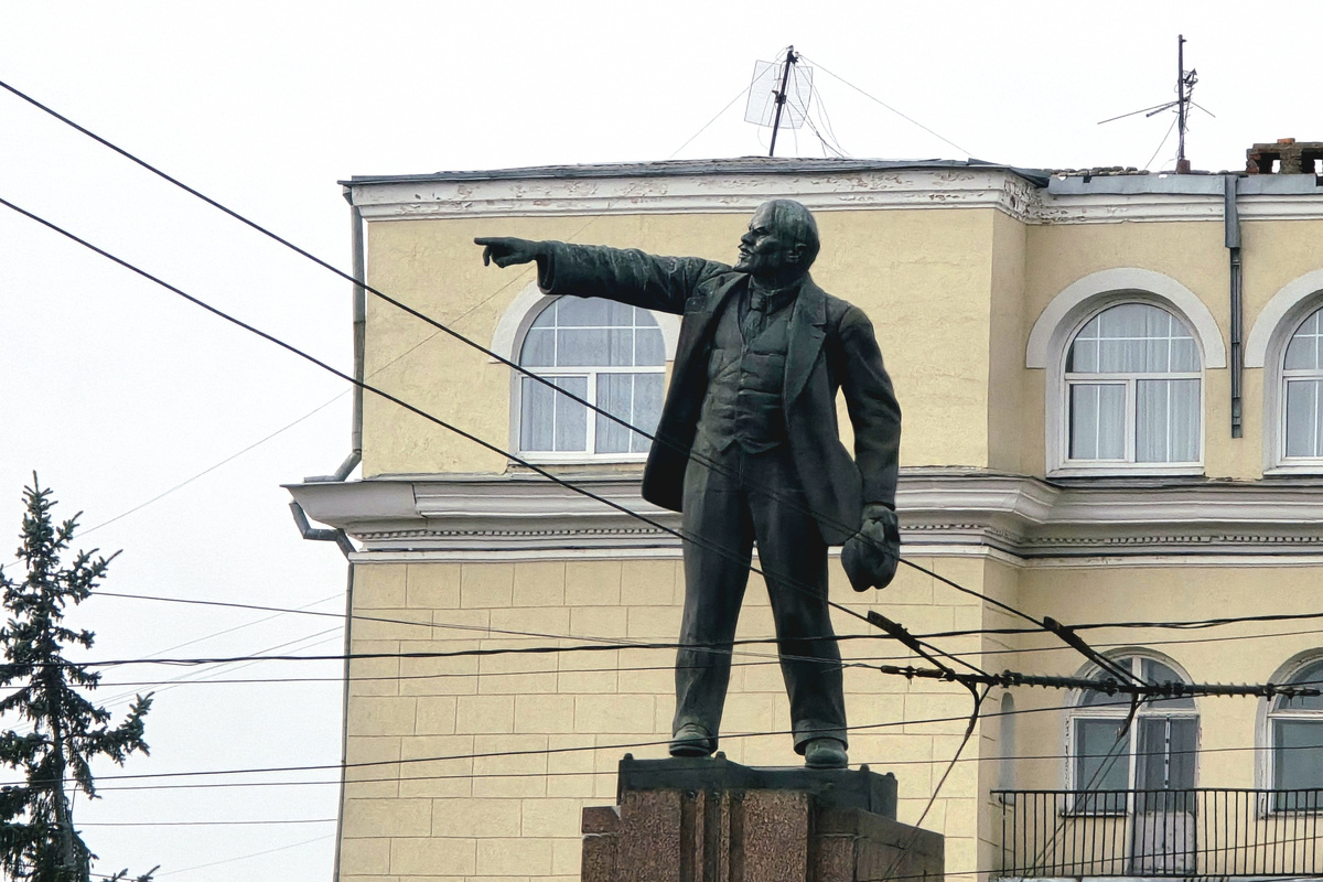 Памятник великому Ленину