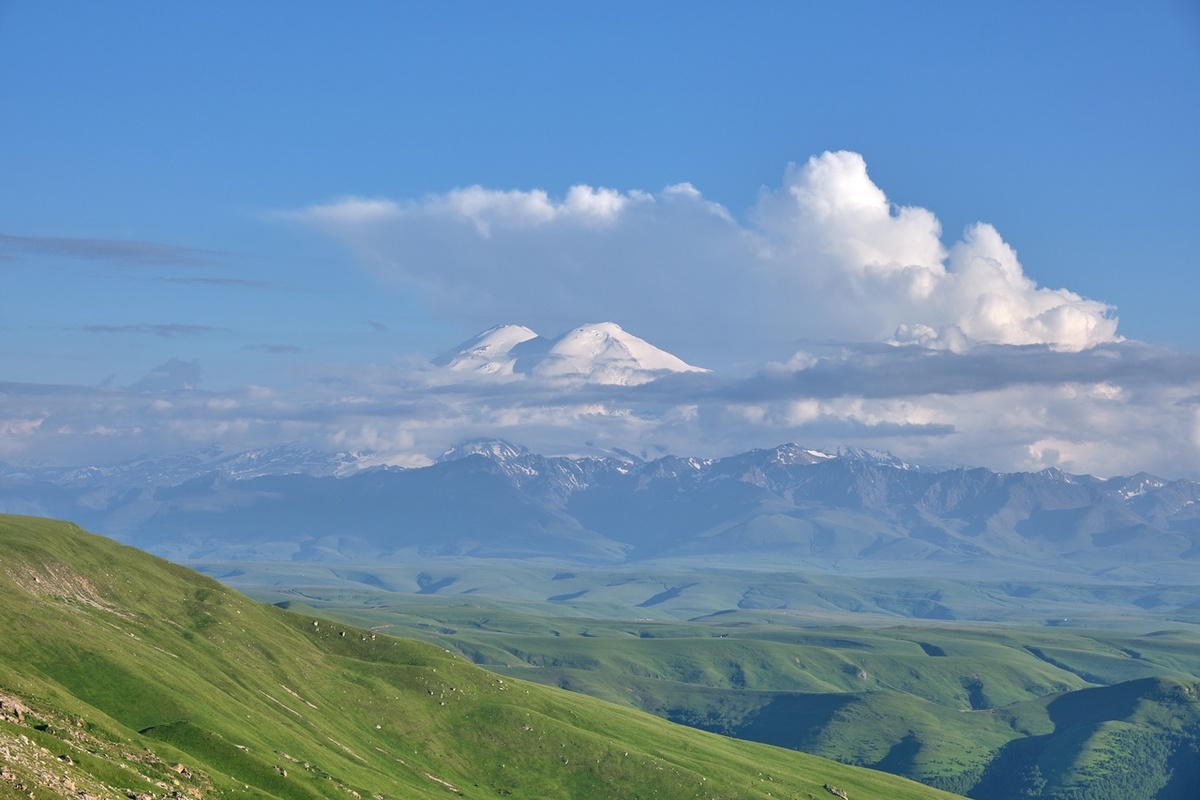 Вид с плато на Эльбрус.
