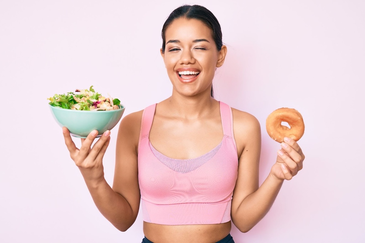 Источник изображения: <a href="https://ru.freepik.com/free-photo/young-beautiful-latin-girl-wearing-sportswear-holding-donut-salad-winking-looking-camera-with-sexy-expression-cheerful-happy-face_41941862.htm#fromView=search&page=1&position=34&uuid=f88da8cb-5620-4009-8df1-7a93ef380d79">Изображение от krakenimages.com на Freepik</a>