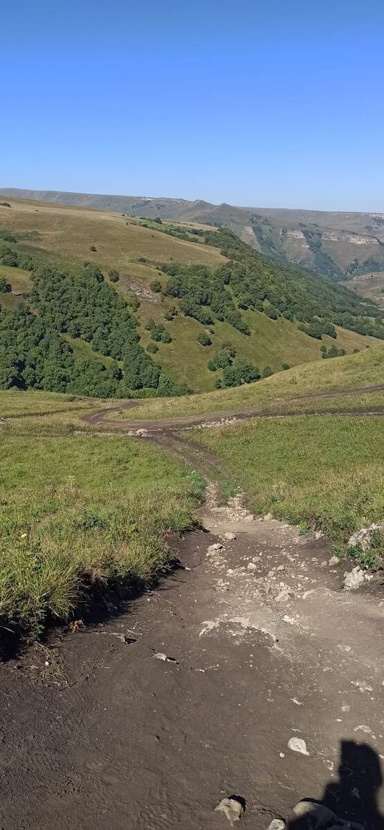 К сожалению фото не передаёт всей действительности крутизны дороги. 