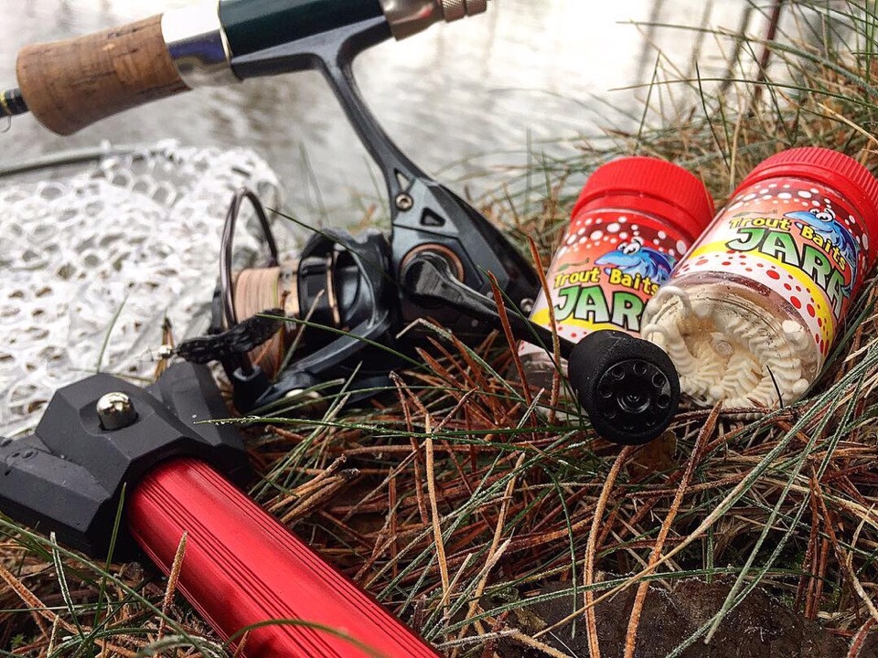 Не помню сколько лет этому фото, подсак вроде мой, а спиннинг - не особо мной =)