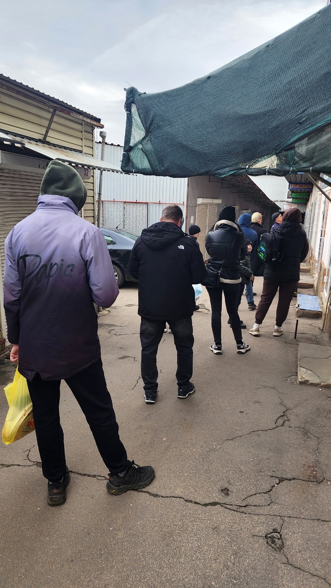 Три человека в форме в кадр не попали