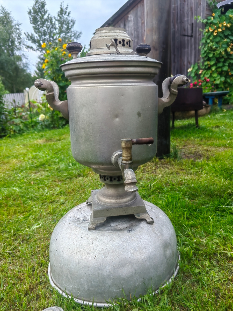 Фото с участка. Настоящий дровяной самовар