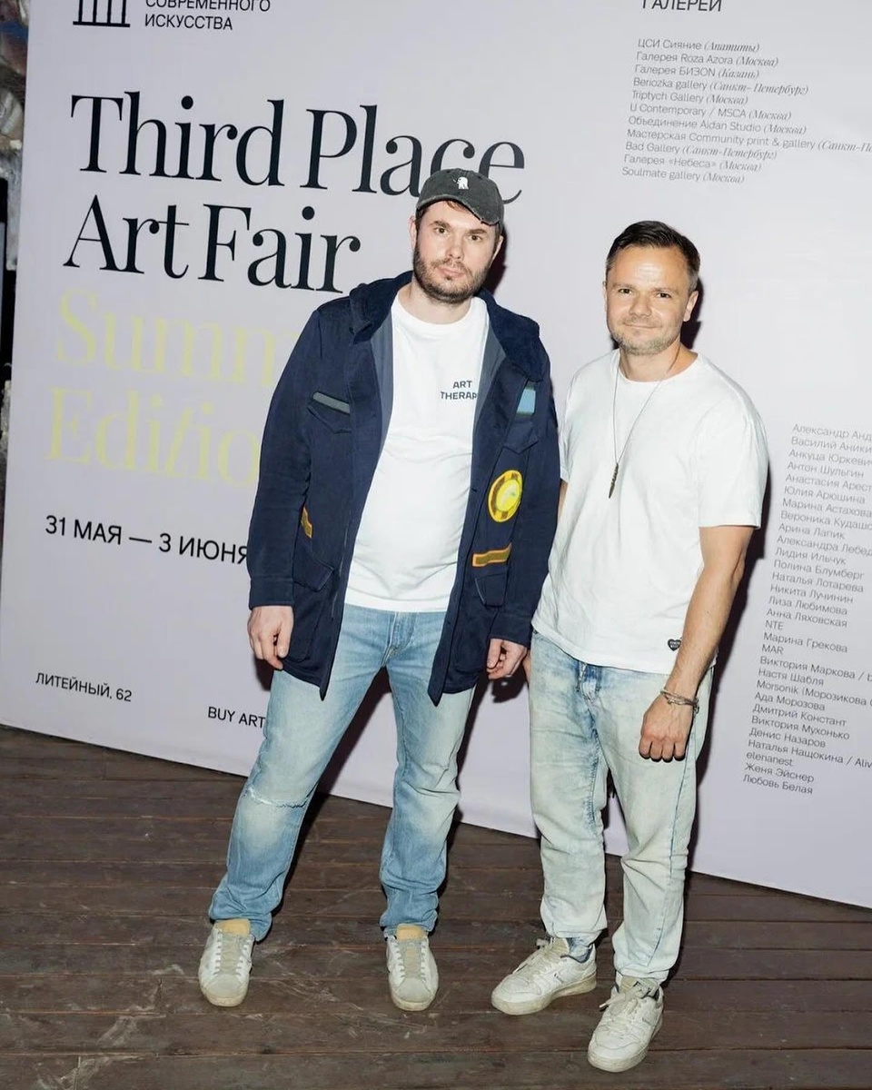 Андрей (справа) с художником Платоном Петровым на ярмарке современного искусства в Спб