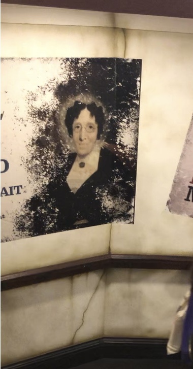 В музее есть экспозиция старых афиш. На одной из них запечатлена и Мария Тюссо.