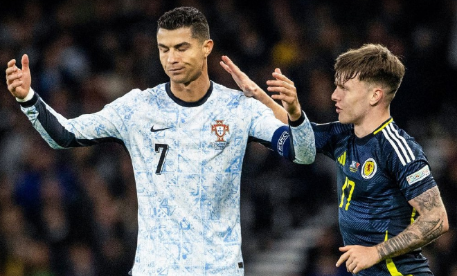 Криштиану Роналду пришлось выдержать мощное давление шотландских трибун. Фото: УЕФА