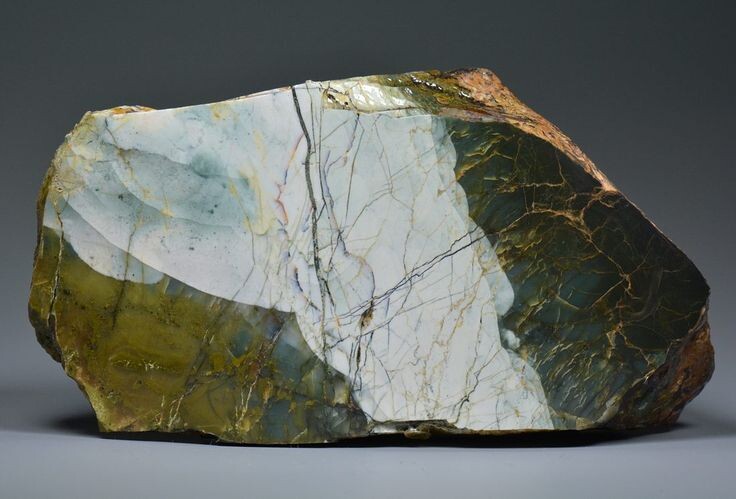 Зелено-волнистая яшма. Истчник: ru.pinterest.com