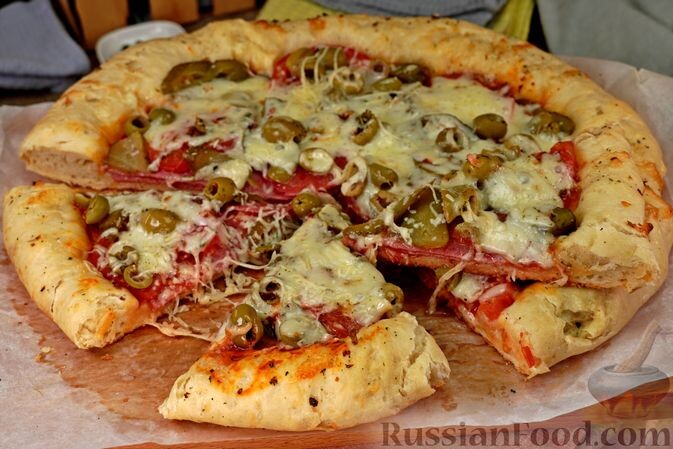 вода, масло растительное, сахар, мука, дрожжи сухие, сыр, соль, колбаса, помидоры, огурцы маринованные, сыр моцарелла, оливки, соус томатный, орегано