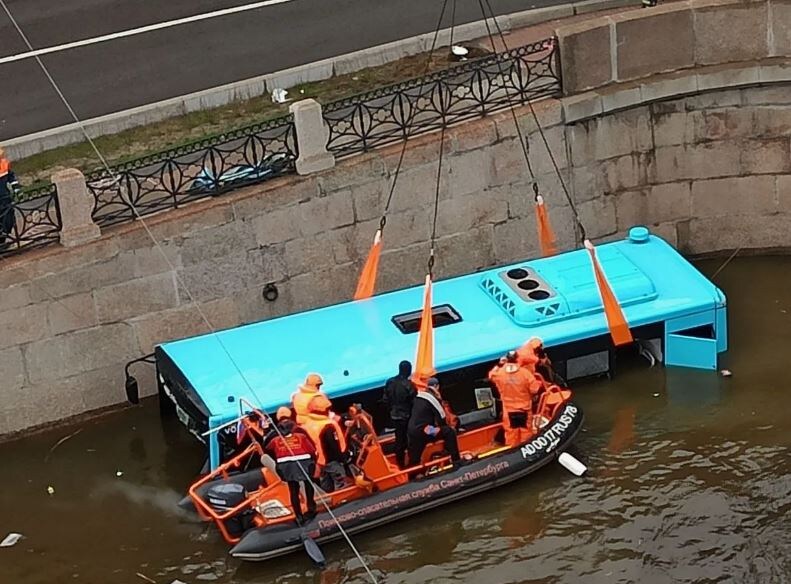 Подъём автобуса из реки у Поцелуева моста (источник фото – издание «Фонтанка.ру»)