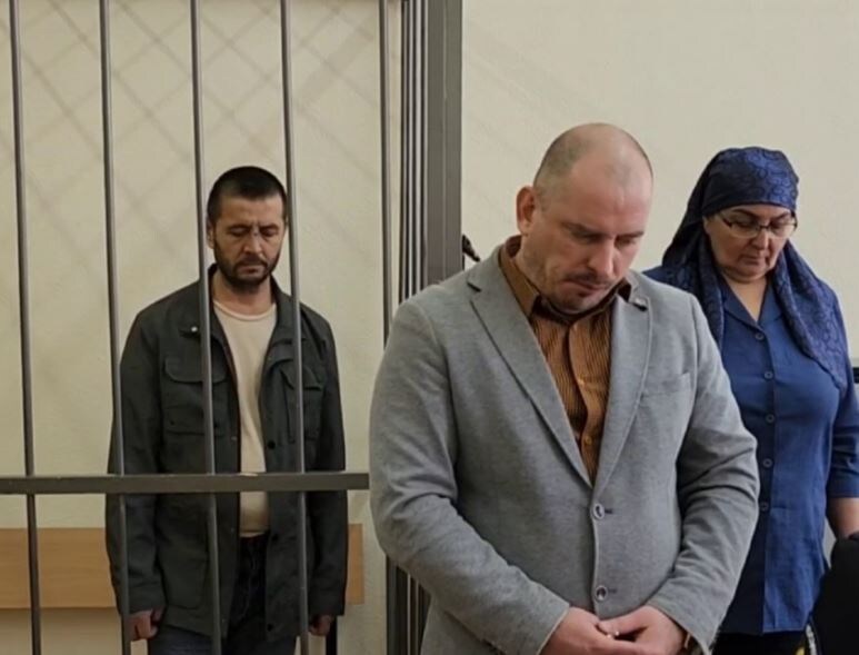 Водитель автобуса Курбонов и его представители в суде Санкт-Петербурга (кадр видео) 