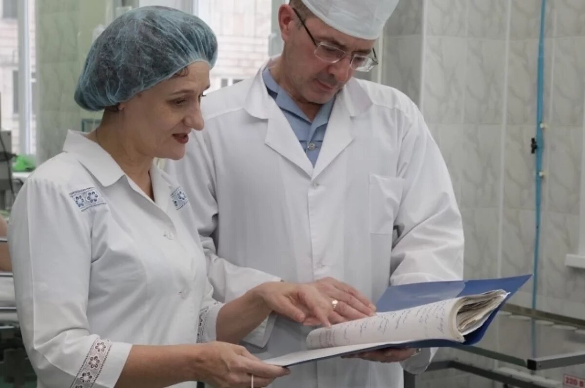    Операция 40 лет назад могла длиться 4-5 часов, и всё это время анестезиолог вручную качал мешок – «дышал» за пациента.