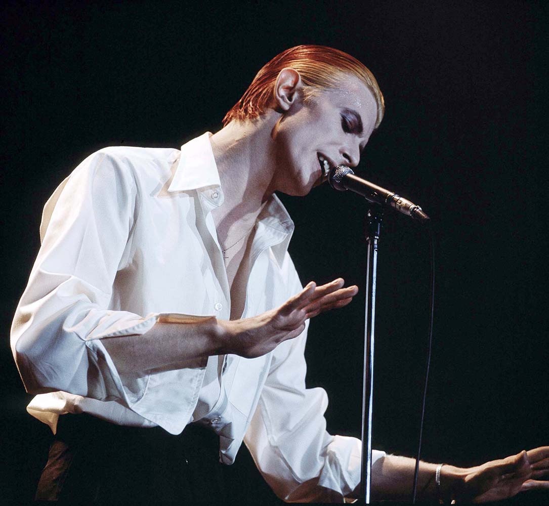 фото: https://gettyimagesgallery.com/images/david-bowie-on-stage-at-wembley-2/