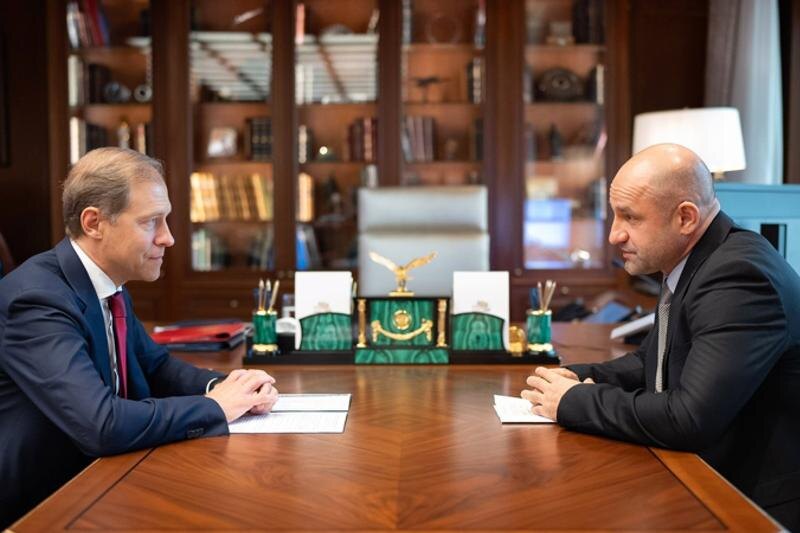    Пресс-служба правительства России. Первый вице-премьер Денис Мантуров обсудил с Артемом Жогой развитие ОПК в УрФО