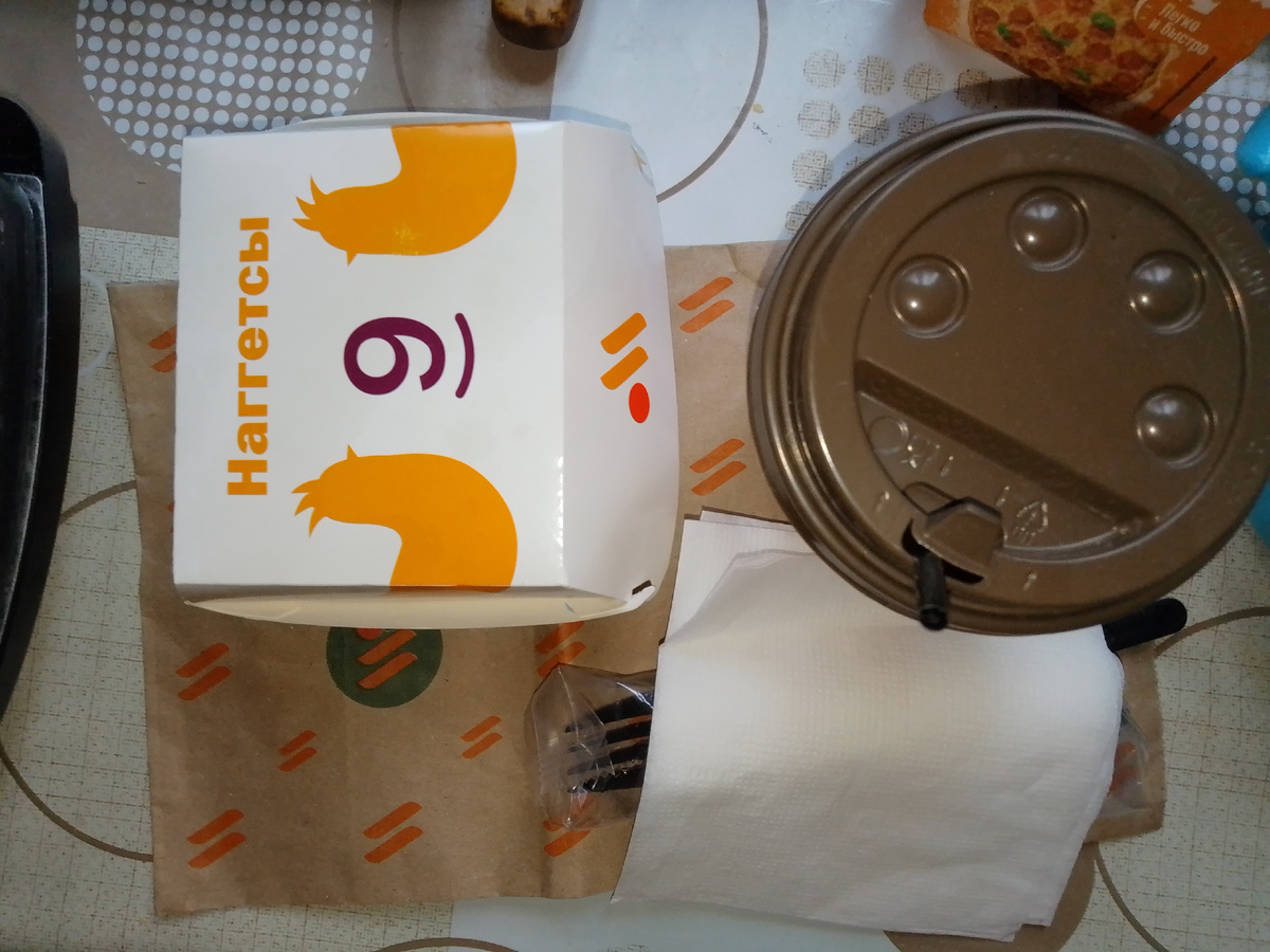 Стакан и коробочку с вилочками захватили с собой. 