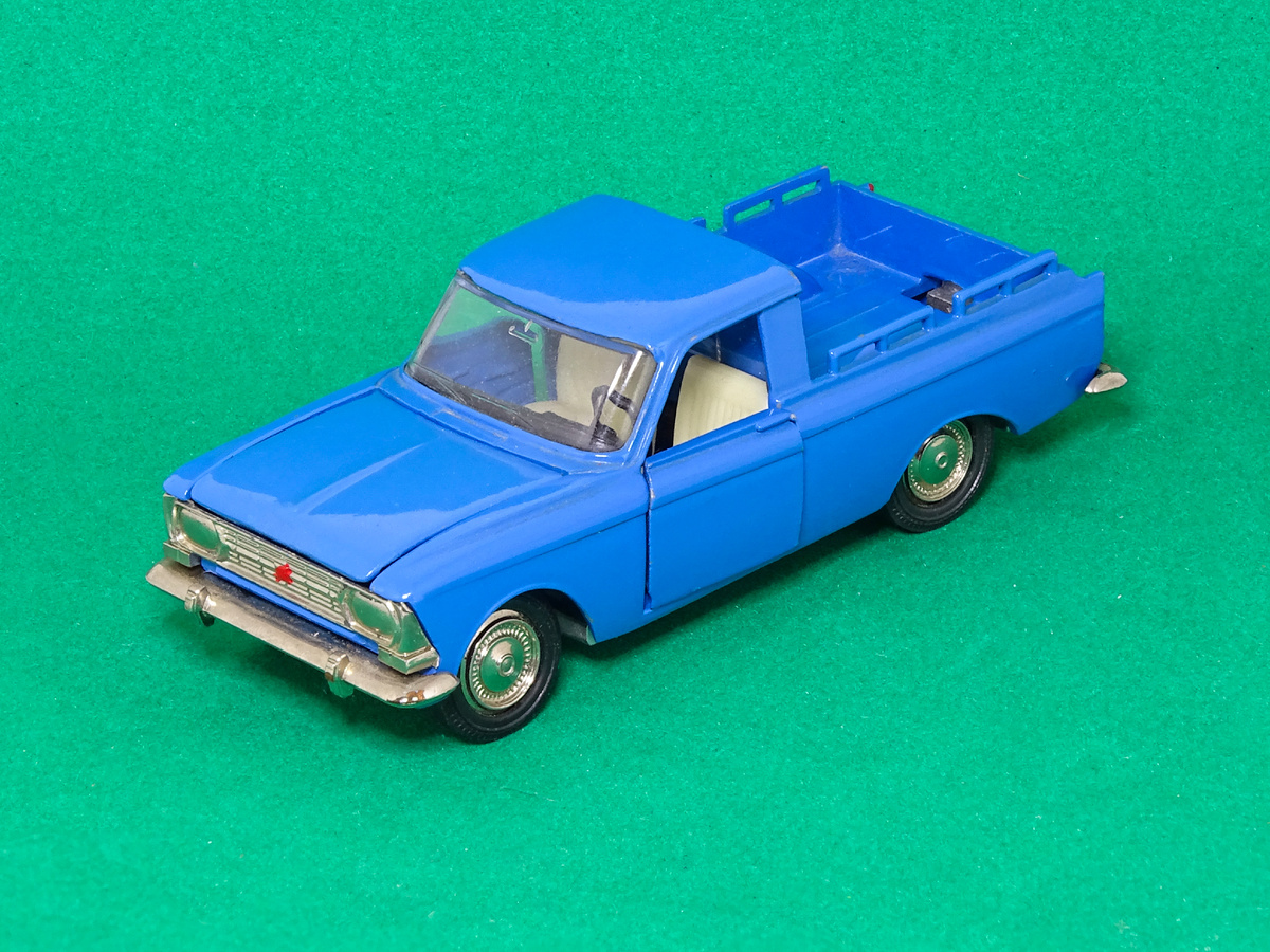 Рис. 1. Саратовская модель автомобиля «Москвич»-Пикап производства ПО "Тантал", СССР в разобранном виде из коллекции автора