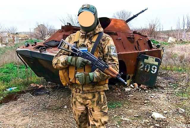 АКС-74У у бойца Армии России в зоне СВО на фоне уничтоженного БРДМ противника (фото из открытых источников)