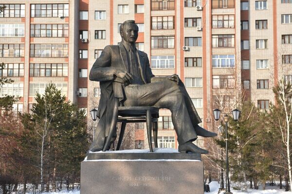 Памятник поэту Сакену Сейфуллину у музея, посвященного его жизни и творчеству, в Астане