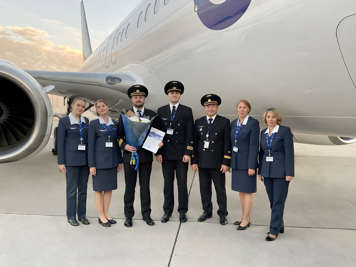 Слева направо: бортпроводник службы бортпроводников г. Москвы Ева Мельник, бортпроводник службы бортпроводников г. Сочи Амина Столбикова, командир воздушного судна Boeing-737 Иван Новиков, командир летного отряда №8 Анатолий Шолохов, бортпроводник-инструктор-методист отдела по профессиональной подготовки Ольга Некрасова, бортпроводник службы бортпроводников г. Москвы Анжелика Андреева.  