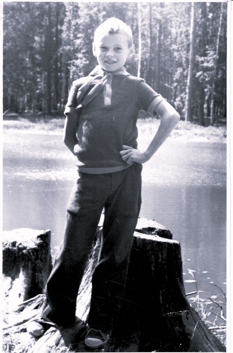 Фото автора с личного архива. Фото на фоне озера Лебяжье. Июнь 1975 год.