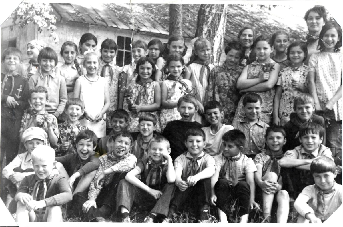 На отрядом фото есть эта девочка. Если внимательно присмотреться, ее не трудно найти. Фото автора из личного архива. Июнь 1975 год. 